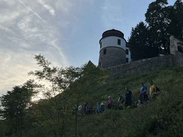 V pasji družbi na gradu Sevnica